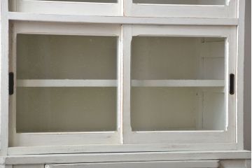 アンティーク家具　アンティークペイント 気泡ガラスの脚付き食器棚(カップボード、収納棚)