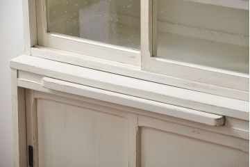 アンティーク家具　アンティークペイント 気泡ガラスの脚付き食器棚(カップボード、収納棚)