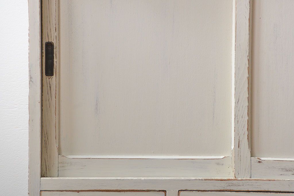 アンティーク家具　アンティークペイント 気泡ガラスの脚付き食器棚(カップボード、収納棚)