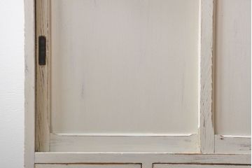 アンティーク家具　アンティークペイント 気泡ガラスの脚付き食器棚(カップボード、収納棚)