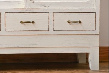 アンティーク家具　アンティークペイント 気泡ガラスの脚付き食器棚(カップボード、収納棚)