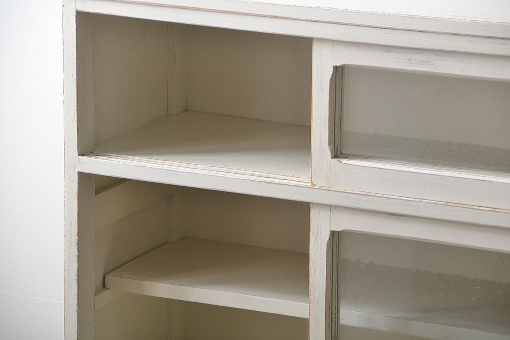 アンティーク家具　アンティークペイント 気泡ガラスの脚付き食器棚(カップボード、収納棚)