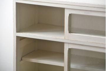 アンティーク家具　アンティークペイント 気泡ガラスの脚付き食器棚(カップボード、収納棚)