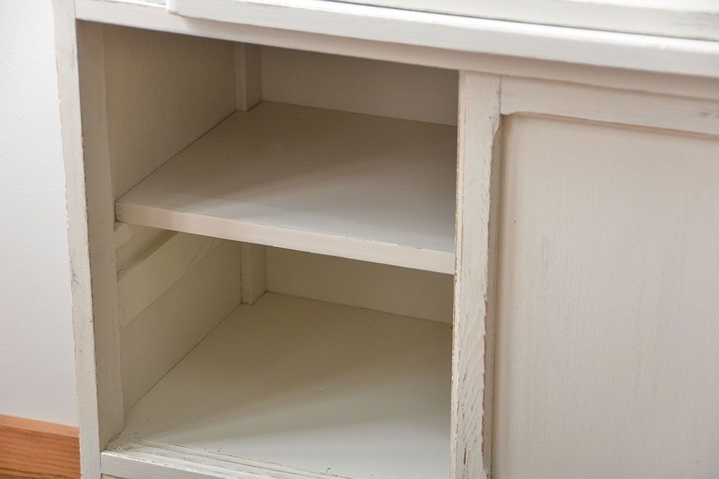 アンティーク家具　アンティークペイント 気泡ガラスの脚付き食器棚(カップボード、収納棚)