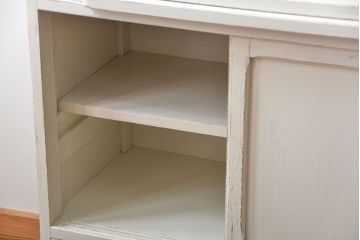 アンティーク家具　アンティークペイント 気泡ガラスの脚付き食器棚(カップボード、収納棚)