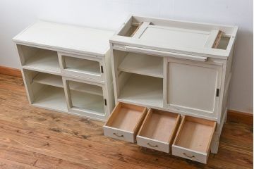 アンティーク家具　アンティークペイント 気泡ガラスの脚付き食器棚(カップボード、収納棚)