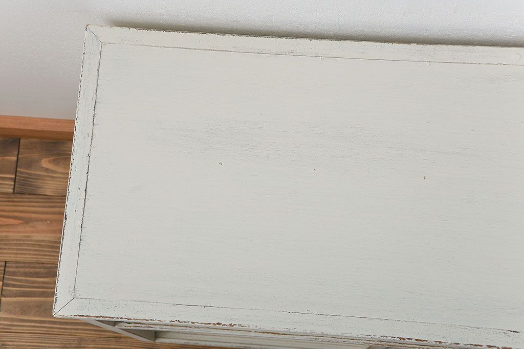 アンティーク家具　アンティークペイント 気泡ガラスの脚付き食器棚(カップボード、収納棚)