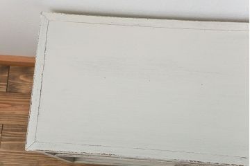 アンティーク家具　アンティークペイント 気泡ガラスの脚付き食器棚(カップボード、収納棚)