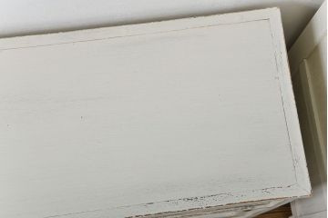 アンティーク家具　アンティークペイント 気泡ガラスの脚付き食器棚(カップボード、収納棚)