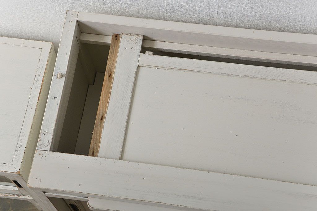 アンティーク家具　アンティークペイント 気泡ガラスの脚付き食器棚(カップボード、収納棚)