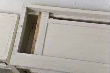 アンティーク家具　アンティークペイント 気泡ガラスの脚付き食器棚(カップボード、収納棚)