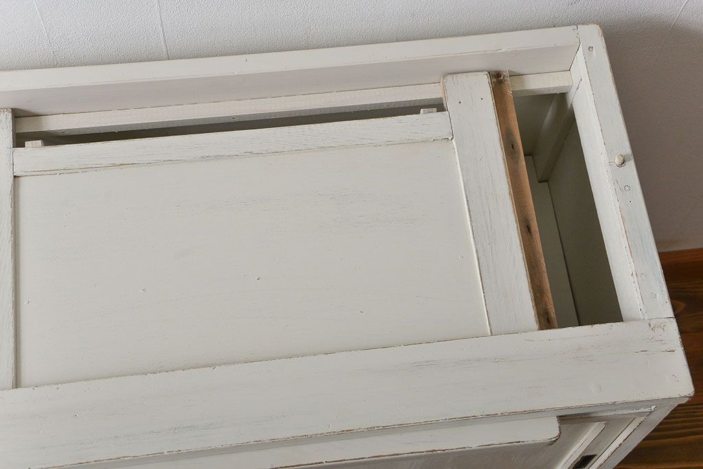 アンティーク家具　アンティークペイント 気泡ガラスの脚付き食器棚(カップボード、収納棚)