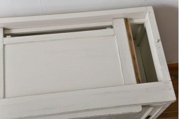 アンティーク家具　アンティークペイント 気泡ガラスの脚付き食器棚(カップボード、収納棚)