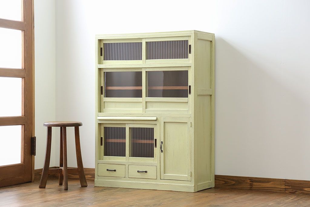 アンティーク家具　アンティークペイント 小振りなモールガラス食器棚(キャビネット)