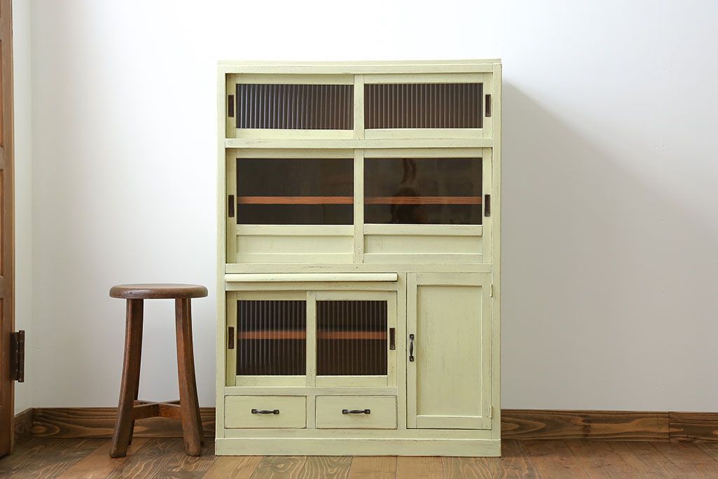 アンティーク家具　アンティークペイント 小振りなモールガラス食器棚(キャビネット)