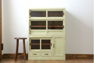 アンティーク家具　アンティークペイント 小振りなモールガラス食器棚(キャビネット)