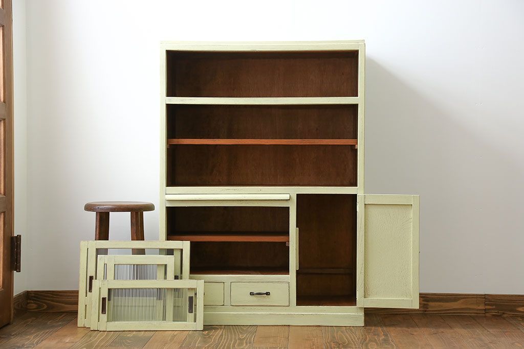 アンティーク家具　アンティークペイント 小振りなモールガラス食器棚(キャビネット)