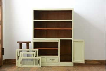 アンティーク家具　アンティークペイント 小振りなモールガラス食器棚(キャビネット)