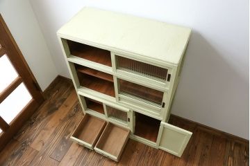 アンティーク家具　アンティークペイント 小振りなモールガラス食器棚(キャビネット)