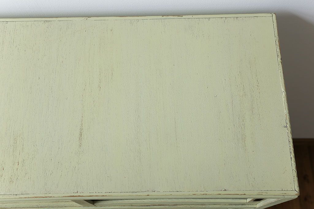 アンティーク家具　アンティークペイント 小振りなモールガラス食器棚(キャビネット)