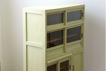 アンティーク家具　アンティークペイント 小振りなモールガラス食器棚(キャビネット)