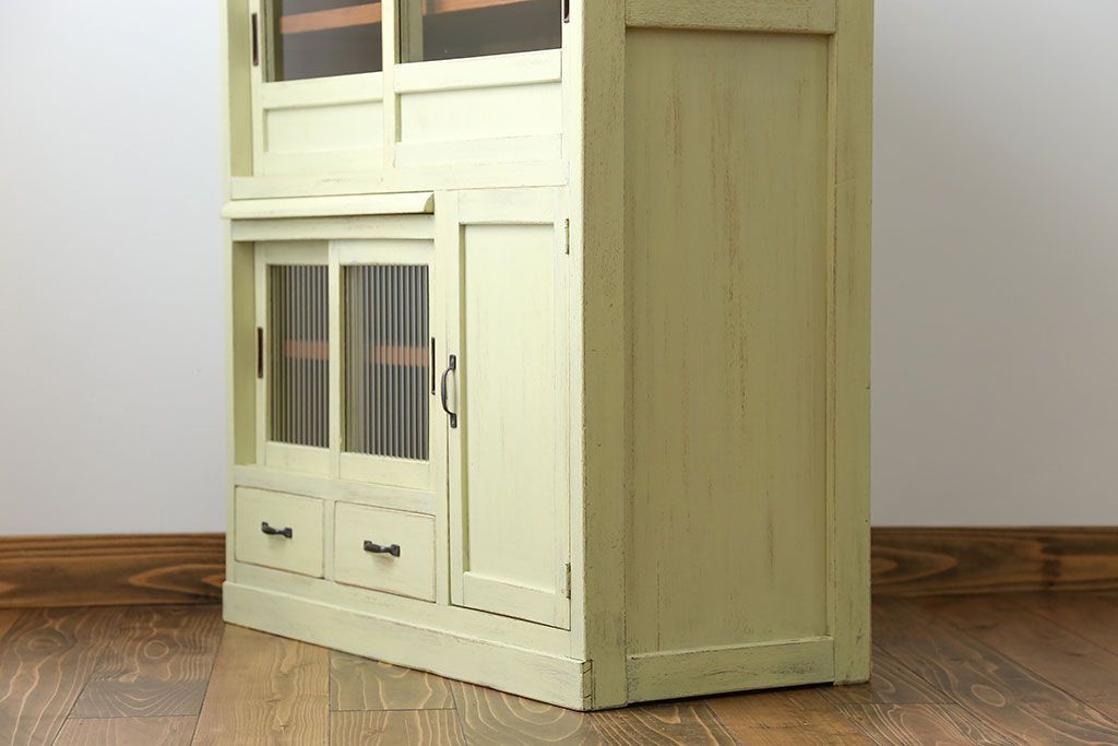 アンティーク家具　アンティークペイント 小振りなモールガラス食器棚(キャビネット)