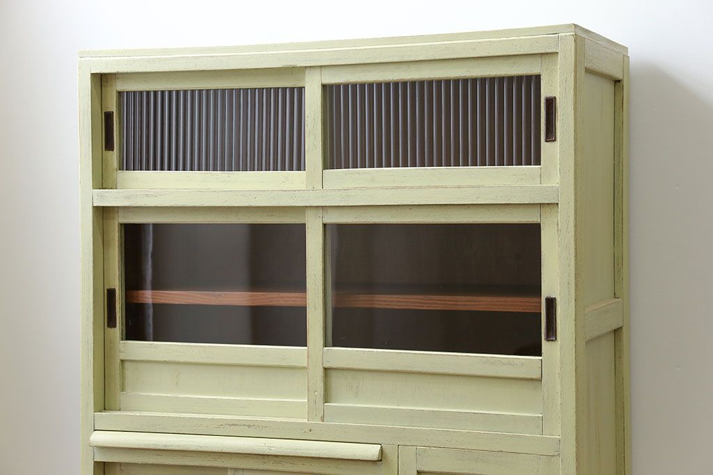 アンティーク家具　アンティークペイント 小振りなモールガラス食器棚(キャビネット)