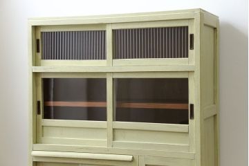 アンティーク家具　アンティークペイント 小振りなモールガラス食器棚(キャビネット)