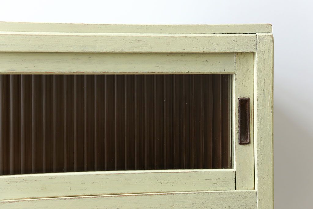 アンティーク家具　アンティークペイント 小振りなモールガラス食器棚(キャビネット)