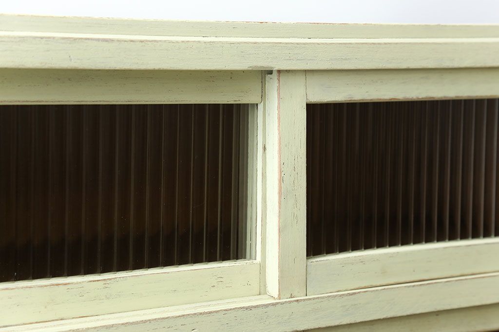 アンティーク家具　アンティークペイント 小振りなモールガラス食器棚(キャビネット)