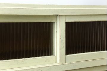 アンティーク家具　アンティークペイント 小振りなモールガラス食器棚(キャビネット)