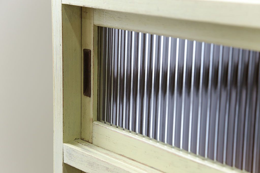 アンティーク家具　アンティークペイント 小振りなモールガラス食器棚(キャビネット)