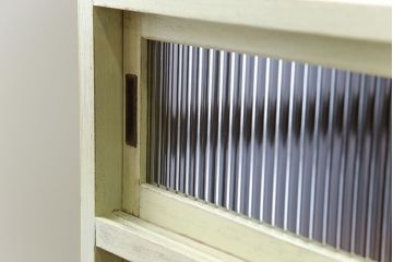 アンティーク家具　アンティークペイント 小振りなモールガラス食器棚(キャビネット)