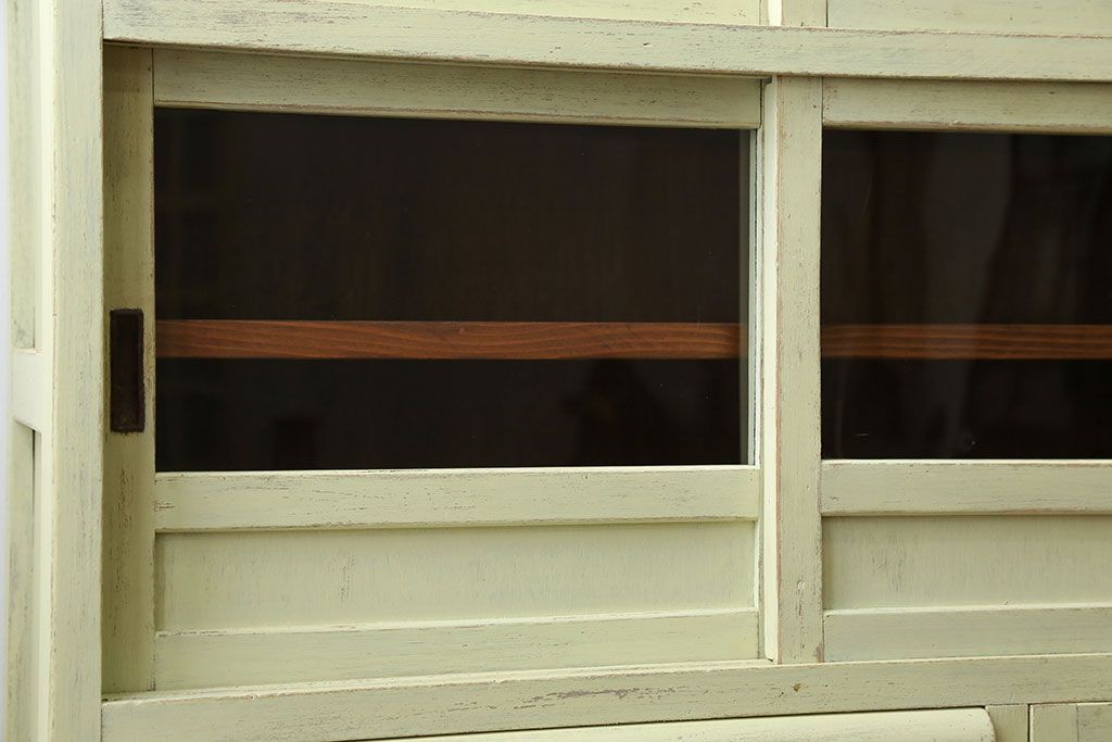 アンティーク家具　アンティークペイント 小振りなモールガラス食器棚(キャビネット)