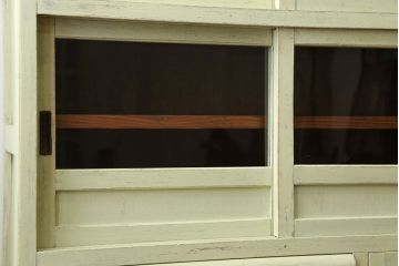 アンティーク家具　アンティークペイント 小振りなモールガラス食器棚(キャビネット)