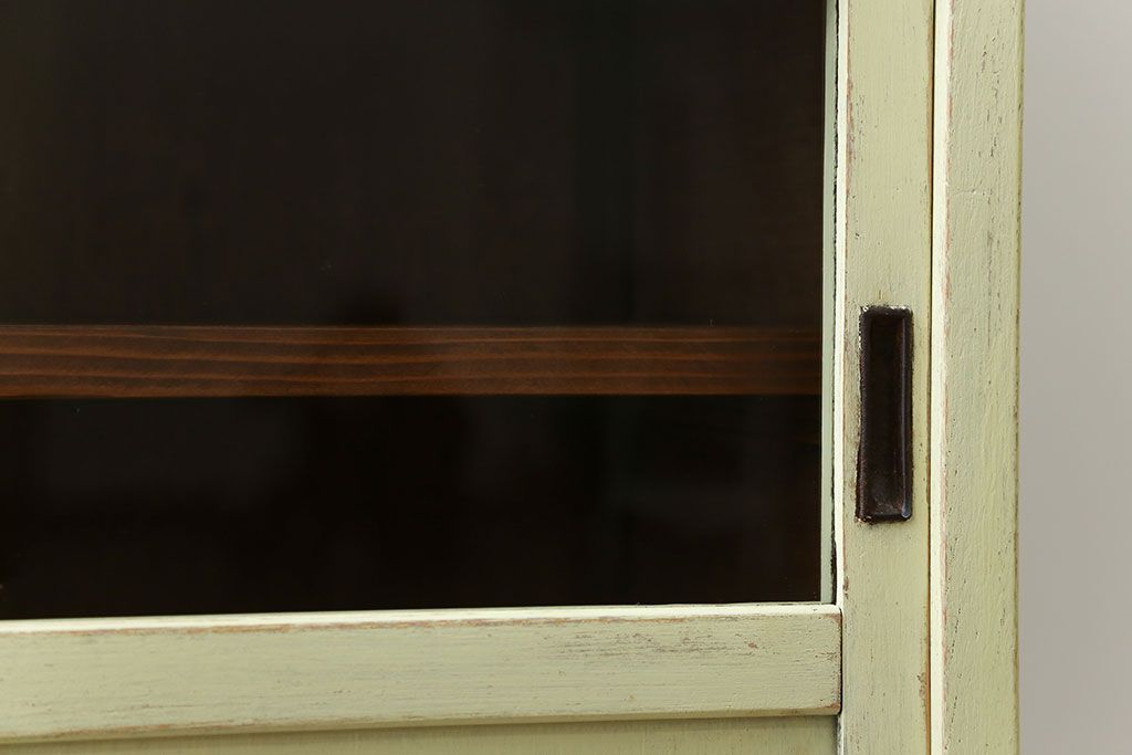 アンティーク家具　アンティークペイント 小振りなモールガラス食器棚(キャビネット)