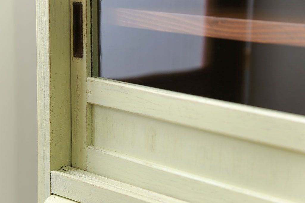 アンティーク家具　アンティークペイント 小振りなモールガラス食器棚(キャビネット)