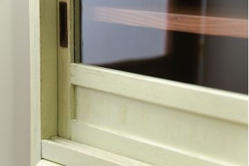 アンティーク家具　アンティークペイント 小振りなモールガラス食器棚(キャビネット)