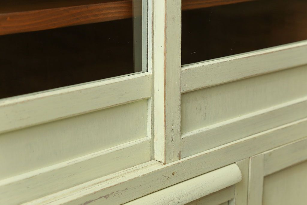 アンティーク家具　アンティークペイント 小振りなモールガラス食器棚(キャビネット)