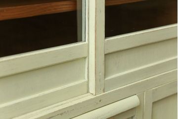 アンティーク家具　アンティークペイント 小振りなモールガラス食器棚(キャビネット)