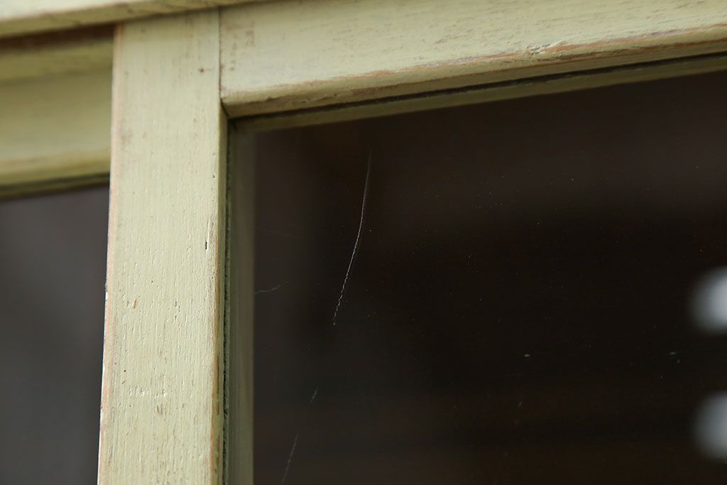 アンティーク家具　アンティークペイント 小振りなモールガラス食器棚(キャビネット)