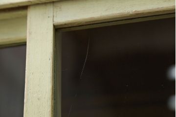 アンティーク家具　アンティークペイント 小振りなモールガラス食器棚(キャビネット)