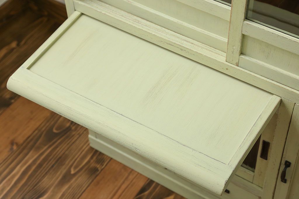 アンティーク家具　アンティークペイント 小振りなモールガラス食器棚(キャビネット)