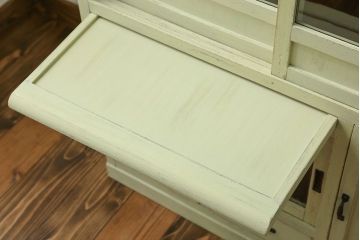 アンティーク家具　アンティークペイント 小振りなモールガラス食器棚(キャビネット)