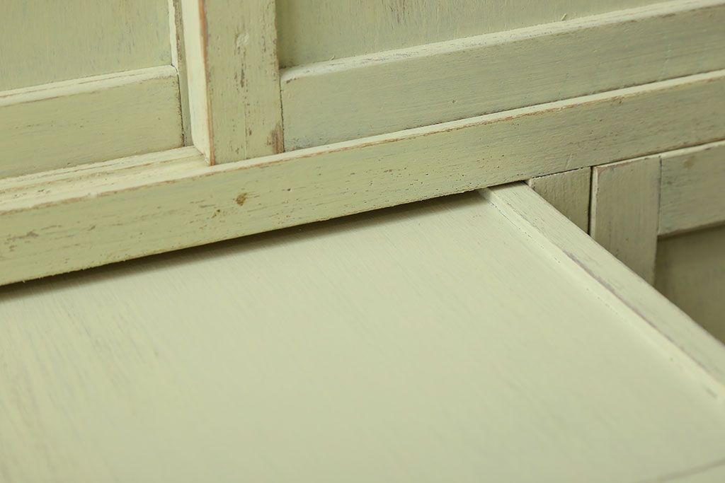 アンティーク家具　アンティークペイント 小振りなモールガラス食器棚(キャビネット)