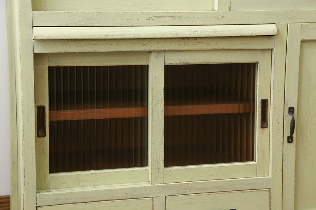 アンティーク家具　アンティークペイント 小振りなモールガラス食器棚(キャビネット)