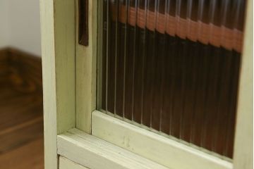 アンティーク家具　アンティークペイント 小振りなモールガラス食器棚(キャビネット)
