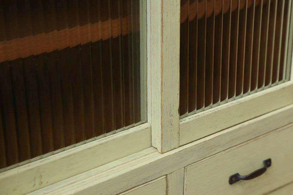 アンティーク家具　アンティークペイント 小振りなモールガラス食器棚(キャビネット)