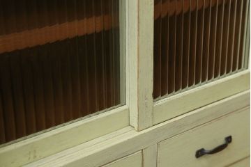 アンティーク家具　アンティークペイント 小振りなモールガラス食器棚(キャビネット)