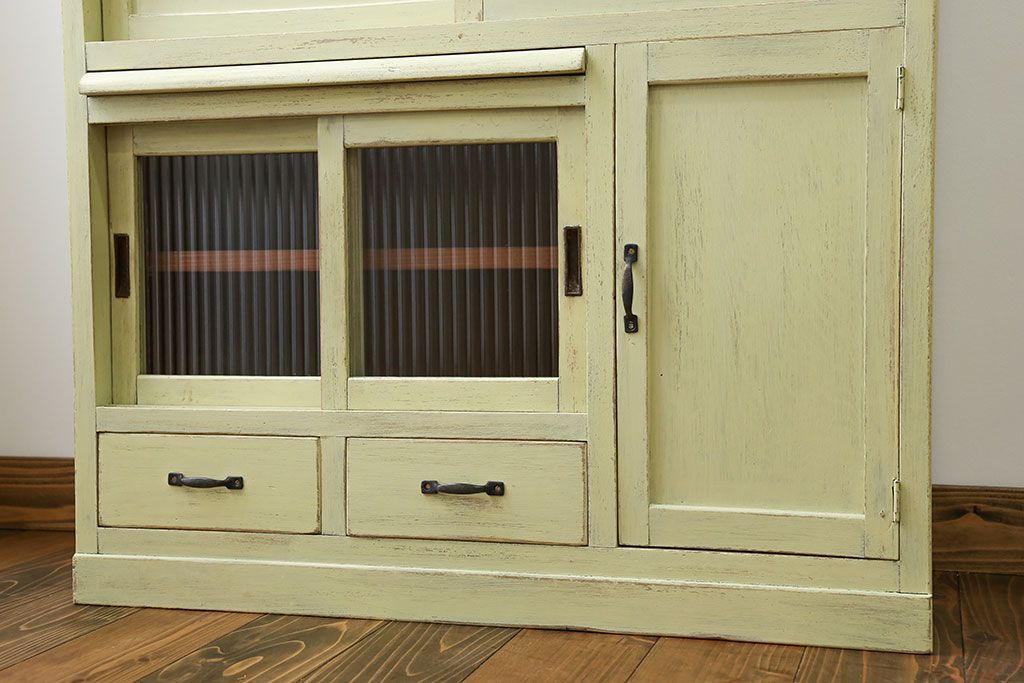 アンティーク家具　アンティークペイント 小振りなモールガラス食器棚(キャビネット)